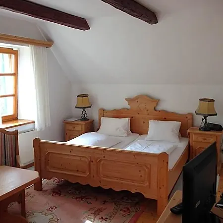 Hirschenhof 2*